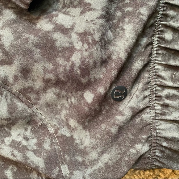 Lululemon Bombs Away Black/Olive Green pattern reversible Bomber Size 4 - Picture 8 of 9